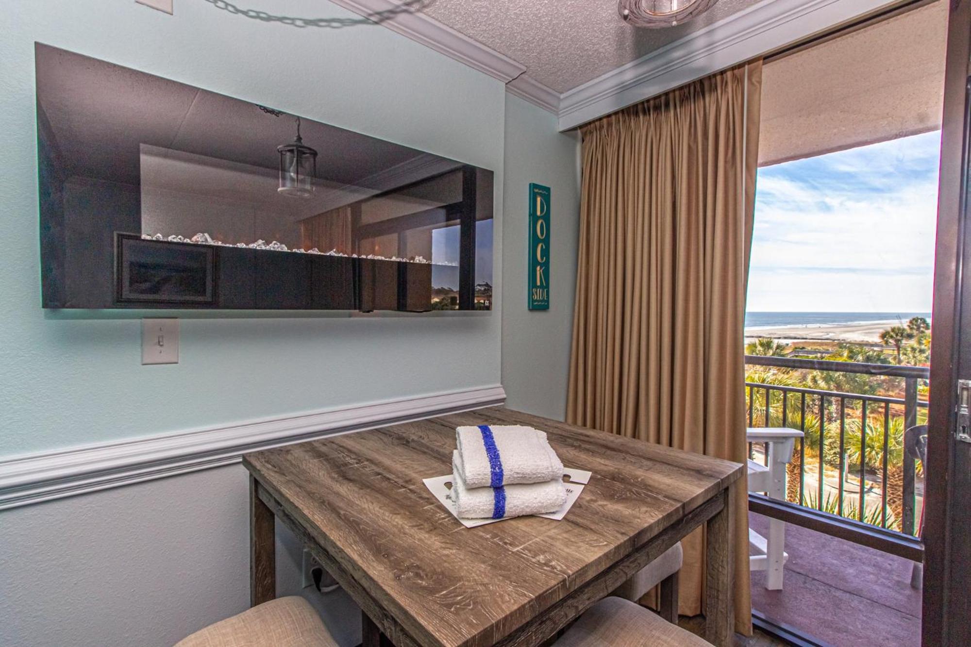 Oversized Ocean View Queen Suite With Beautiful Fireplace And Accents - Sleeps 4 Guests! 미를 비치 객실 사진