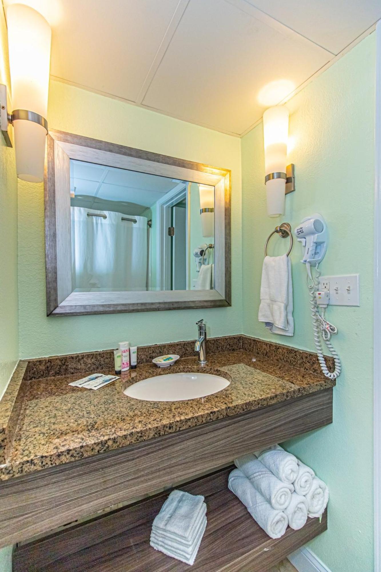 Oversized Ocean View Queen Suite With Beautiful Fireplace And Accents - Sleeps 4 Guests! 미를 비치 객실 사진